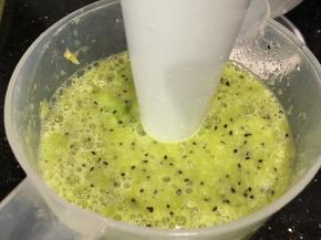 用搅拌棒打成蓉。