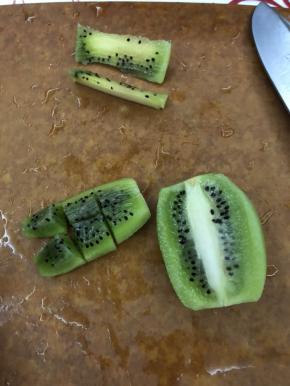 把心和果肉分离。