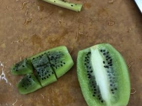 把心和果肉分离。