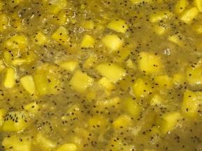 翻炒至水份渐渐收干，果酱变得浓稠即可。