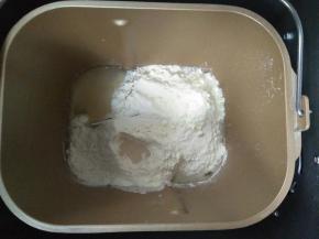 倒入面粉，奶粉，细砂糖，酵母，开动揉面程序，20分钟