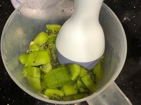 留三分一的果肉粒，其余的果肉和果心放入杯中