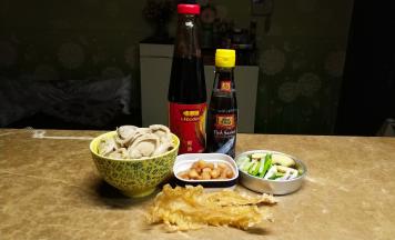 备料：泡发好的鲍鱼、瑶柱洗净、花胶泡软、姜切片、葱切段
