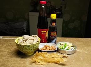 备料：泡发好的鲍鱼、瑶柱洗净、花胶泡软、姜切片、葱切段