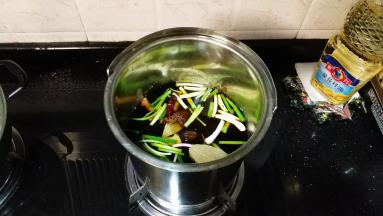 所有材料配料放入浸泡发过鲍鱼的高汤里