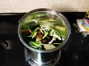 所有材料配料放入浸泡发过鲍鱼的高汤里