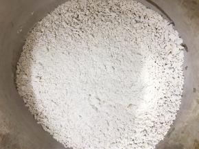 马蹄粉250克倒入大盆里