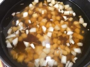 锅里放入黄片糖200克，清水600克，加入马蹄丁，开火煮至片糖融化