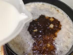 等黄糖水滚开后转小火
把量杯里的250克粉浆搅拌均匀后冲入黄糖水里，一定要不停的搅拌