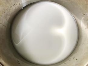 加入清水600克搅拌均匀后，过筛一次