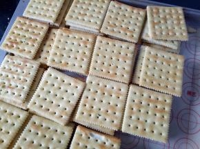 先把饼干准备好