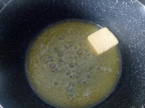 黄油放入不粘锅，小火加热至融化