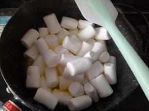 倒入棉花糖不停搅拌