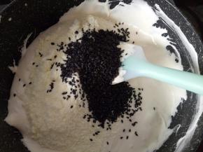 关火，倒入奶粉芝麻