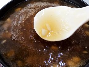 等黄糖水成糊状后