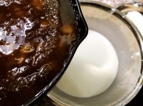 先把大盆里的粉浆搅拌均匀后，再关火把锅里的黄糖糊倒入大盆里，也要不停的搅拌哦