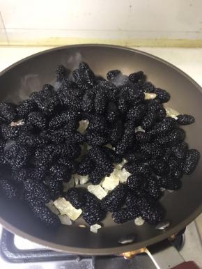 小火将桑葚和冰糖一起放入锅中