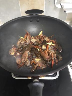 小龙虾下锅爆虾油