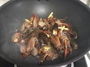 小龙虾下锅爆虾油