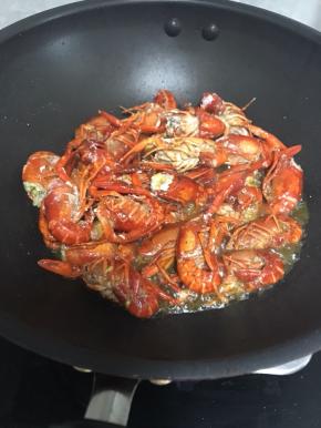 爆大概5分钟，可以看出来没有水分了，全是香香的虾油。很赞。这一步很关键。新手可以用小火，经常做饭的可以大火来。