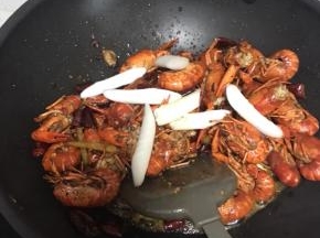 下大葱，翻炒，30秒