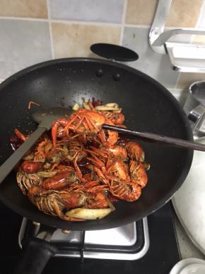 颜色是不是要让你冲动死。
不要慌，干爆的，你等他不烫了才才动手。让他有一个入味的过程。