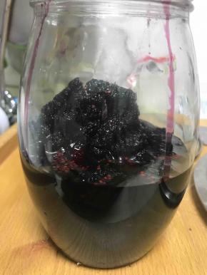 将装果酱的瓶子高温消毒，再沥干水分，放凉后，加入