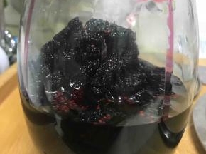 将装果酱的瓶子高温消毒，再沥干水分，放凉后，加入