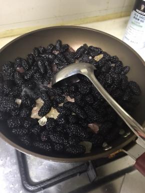 小火将桑葚和冰糖一起放入锅中