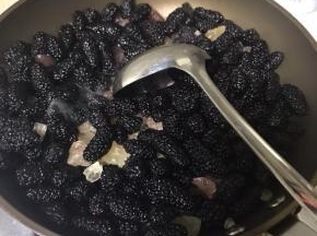 小火将桑葚和冰糖一起放入锅中