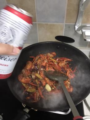 用锅铲乘一铲啤酒