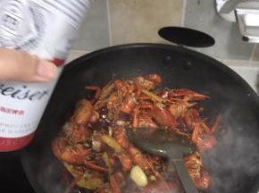 用锅铲乘一铲啤酒