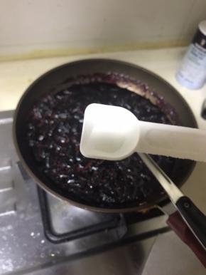 大火收汁。桑葚的水分本来不多，如果新手实在没办法操作，请在第二步，加入少量水分，尽量只能没过一半桑葚即可。太多会延长时间。