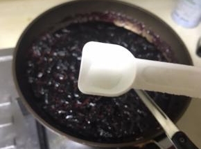 大火收汁。桑葚的水分本来不多，如果新手实在没办法操作，请在第二步，加入少量水分，尽量只能没过一半桑葚即可。太多会延长时间。