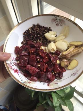 花椒，干海椒，蒜，老姜，
