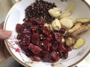 花椒，干海椒，蒜，老姜，