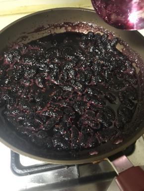 大火收汁。桑葚的水分本来不多，如果新手实在没办法操作，请在第二步，加入少量水分，尽量只能没过一半桑葚即可。太多会延长时间。