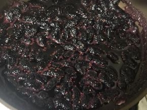 大火收汁。桑葚的水分本来不多，如果新手实在没办法操作，请在第二步，加入少量水分，尽量只能没过一半桑葚即可。太多会延长时间。