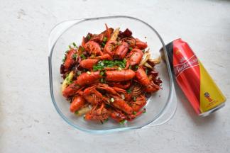 撒上葱花，整瓶啤酒。绝对甩翻大排档和外面买的调料包。