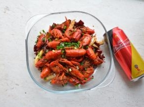 撒上葱花，整瓶啤酒。绝对甩翻大排档和外面买的调料包。