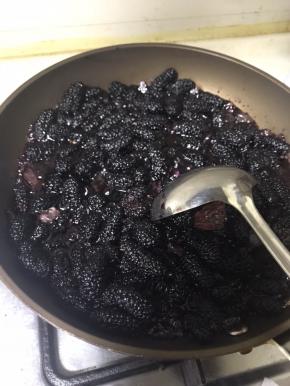 再过五分钟之后，稀出大量桑葚中的水分