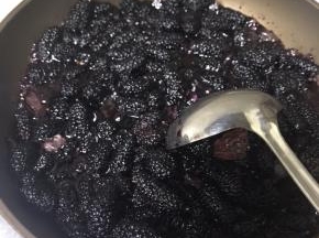 再过五分钟之后，稀出大量桑葚中的水分