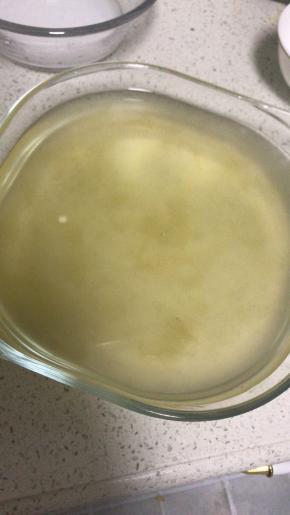 用冰粉籽搓冰粉，再加入澄清的石灰水。天气不是特别热，家里有孩子，我室温静止2个小时。如果放到冰箱，1个半小时就可以成行。