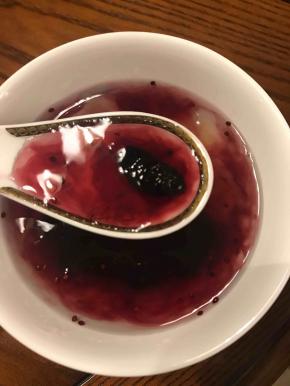 舀一碗冰粉，加入适当的桑葚果酱，就是一份健康卫生清热解燥的桑葚冰粉了。