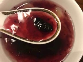 舀一碗冰粉，加入适当的桑葚果酱，就是一份健康卫生清热解燥的桑葚冰粉了。