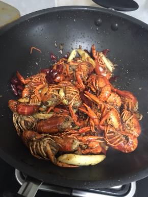 入味的小龙虾等待出锅啦
