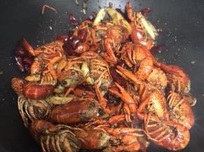 入味的小龙虾等待出锅啦