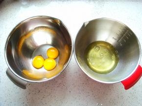 盆里要干净无水无油，小心分离蛋白和蛋黄。