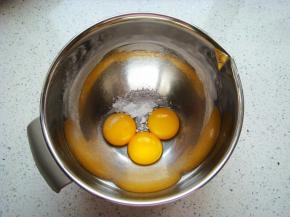白砂糖分出10克加入蛋黄里，加入盐。