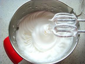 打发几圈后再次加入，最后一次加入剩余的白砂糖，继续高速打发。提起打蛋器观察蛋白状态呈现完全直立的尖尖的角就好了。